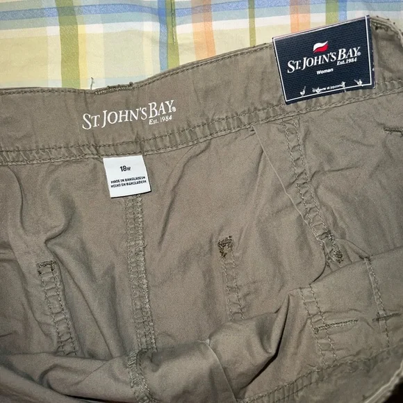 Bundle of 5 Bermuda style woman size 18 ( 4 preowned & 1 NWT) - Picture 14 of 16